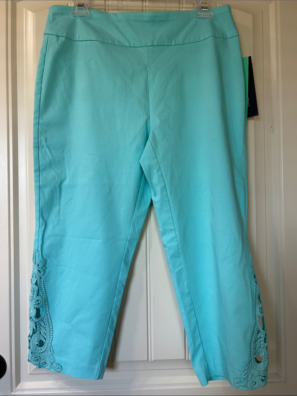 Bella Rose Closet Turquoise Capris with Eyelet Detail Size Petite Large